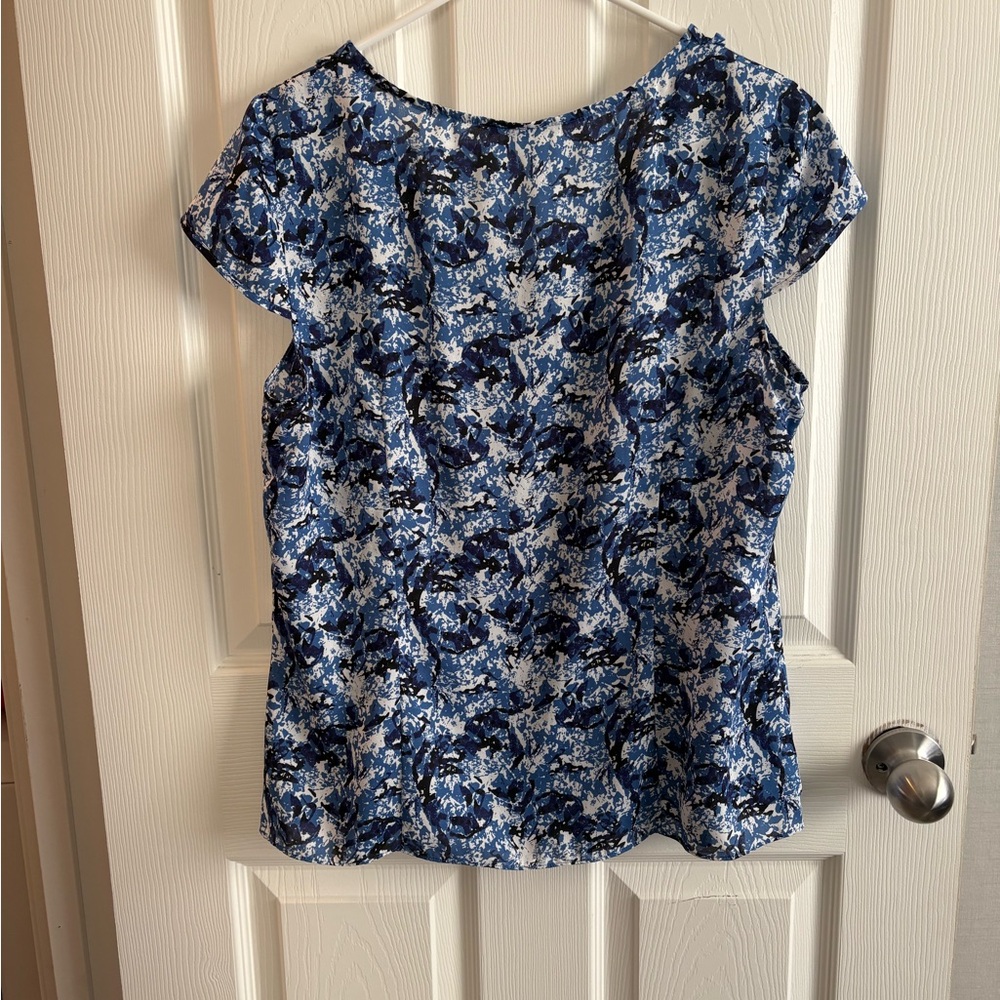 Anne Klein Blue Floral Blouse Size L Pleated Front Short Sleeve Career Office - Picture 3 of 5